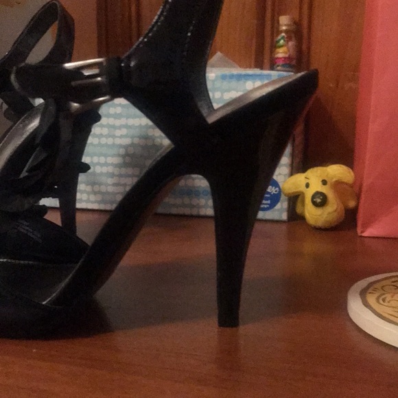 Absolutely beautiful high heeled sandals! Never worn! - Picture 2 of 9